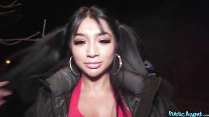 Yasmina Khan’s Public Seduction with Wet Desire