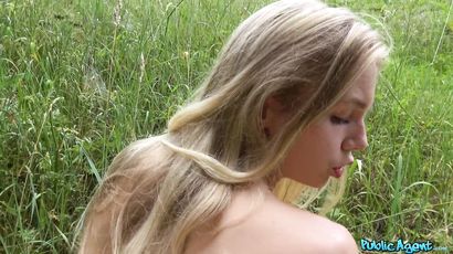 Alecia Fox's Tight Blonde Curves in Public Passion